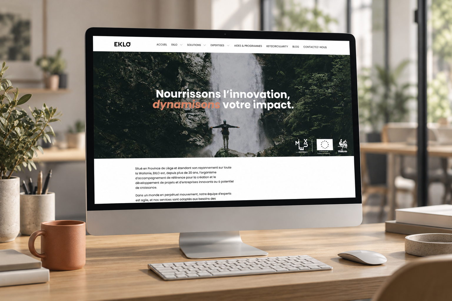 Eklo : présentation du site sur écran dans un décor de bureau. Mockup illustratif.