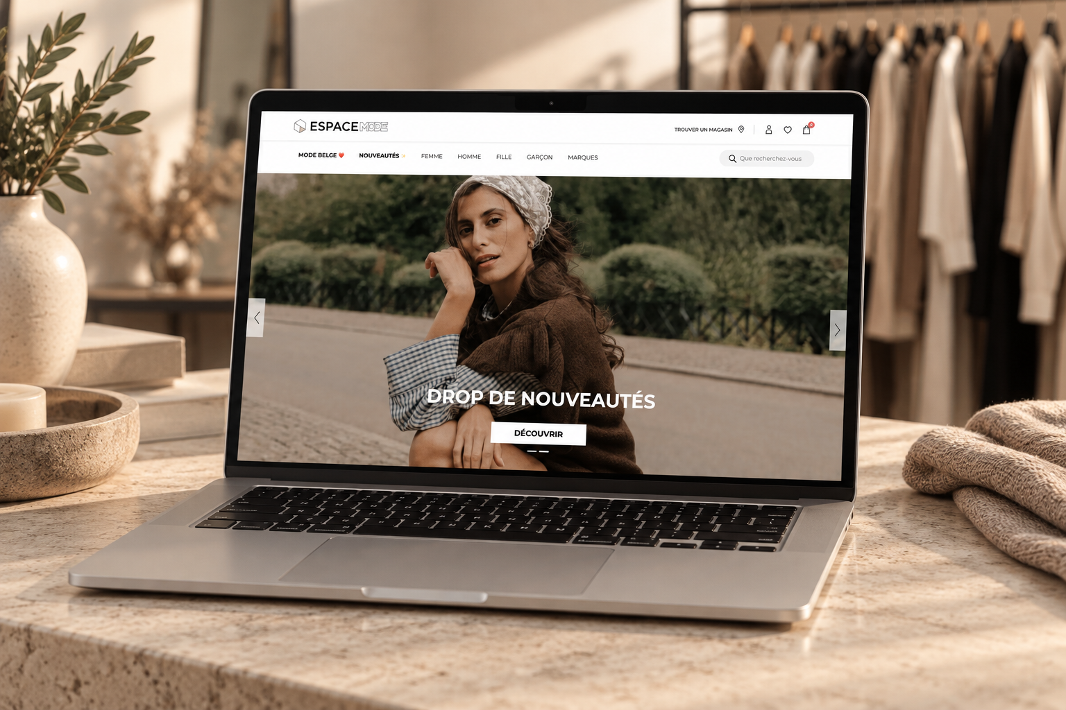 Espace Mode : présentation du site sur écran dans un décor de bureau. Mockup illustratif.