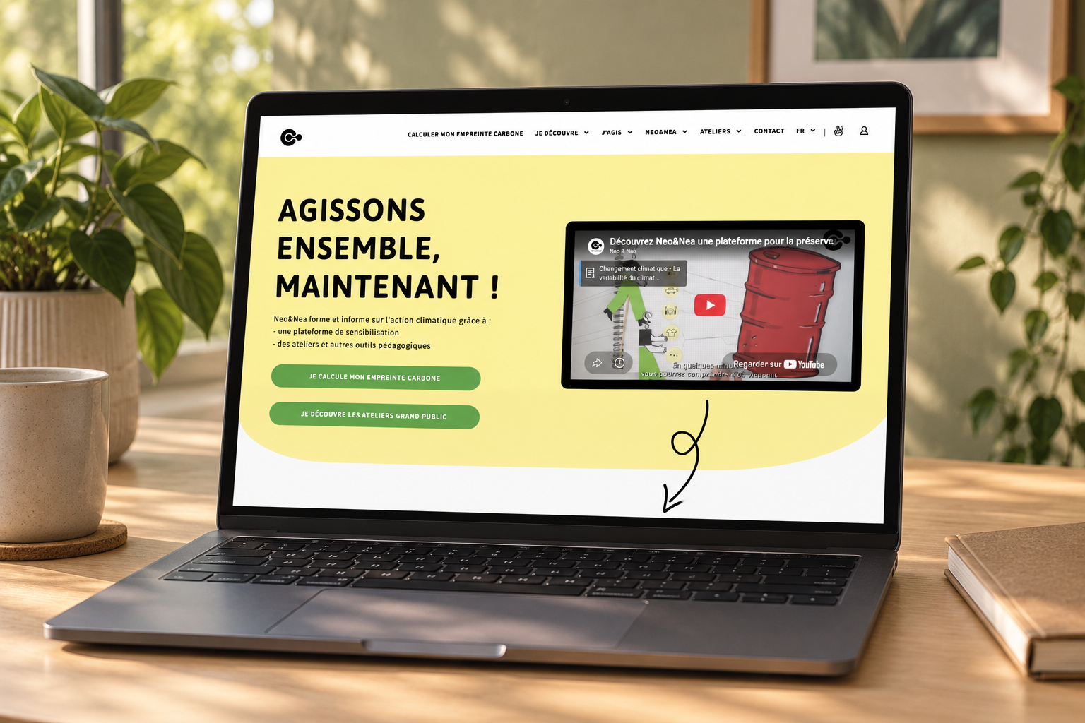 Neo&Nea : présentation du site sur écran dans un décor de bureau. Mockup illustratif.